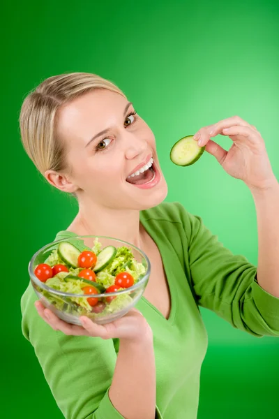Υγιεινού τρόπου ζωής - γυναίκα που κρατά σαλάτα λαχανικών — Φωτογραφία Αρχείου