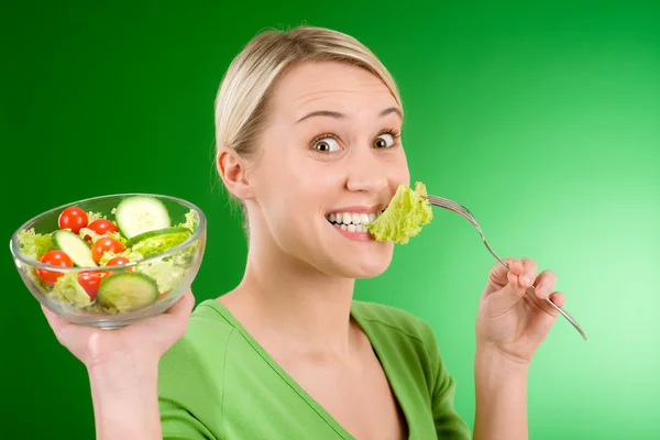 Hälsosam livsstil - kvinna med grönsakssallad — Stockfoto