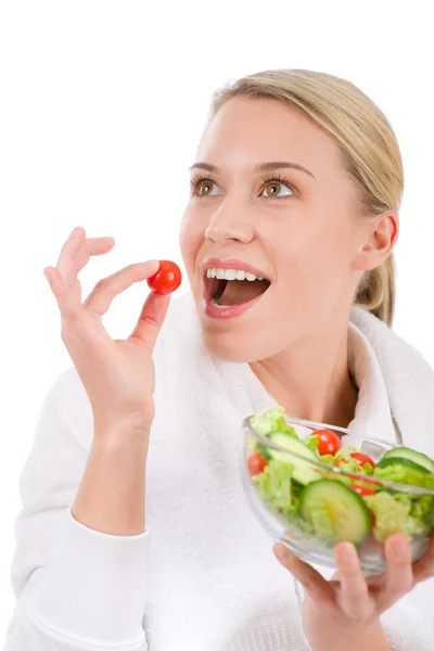 Gezonde levensstijl - vrouw met plantaardige salade — Stockfoto