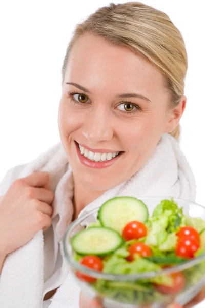 Estilo de vida saludable - mujer sonriente con ensalada de verduras —  Fotos de Stock