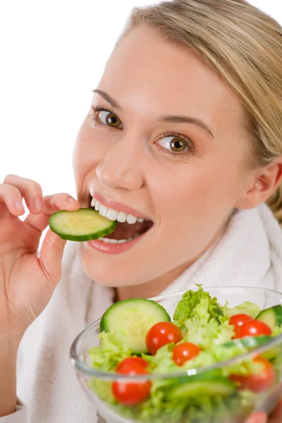 Здоровый образ жизни - улыбающаяся женщина с овощным салатом — стоковое фото