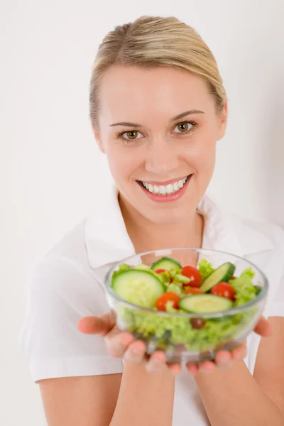 健康的生活方式-微笑蔬菜沙拉的女人 — 图库照片