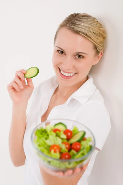 Gezonde levensstijl - lachende vrouw met plantaardige salade — Stockfoto