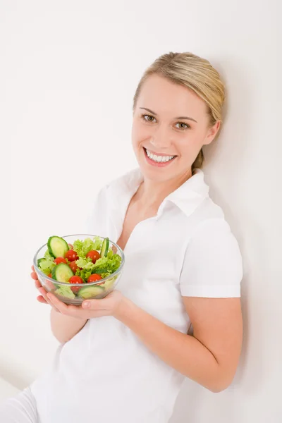 Hälsosam livsstil - leende kvinna med grönsakssallad — Stockfoto