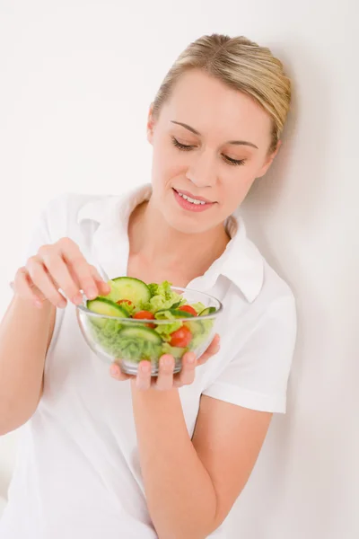 Sağlıklı yaşam - kadın sebze salatası ile — Stok fotoğraf