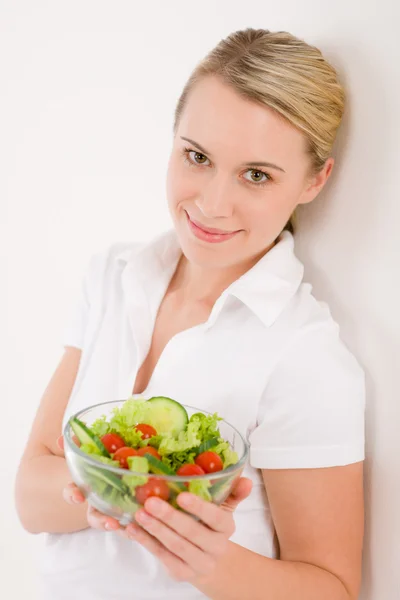 Hälsosam livsstil - leende kvinna med grönsakssallad — Stockfoto
