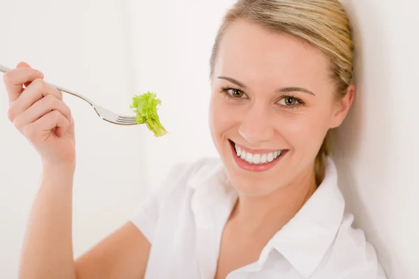Stile di vita sano - donna allegra con lattuga — Foto Stock