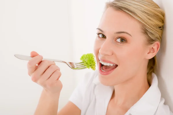 Zdravý životní styl - mladá žena s hlávkovým salátem — Stock fotografie