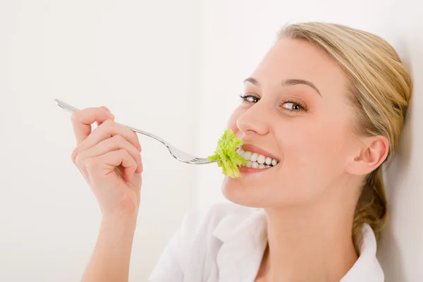 Gesunder Lebensstil - junge Frau mit Salat — Stockfoto