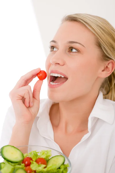Hälsosam livsstil - kvinna med grönsakssallad bita körsbär tomat — Stockfoto