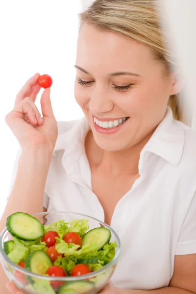 Gesunder Lebensstil - lächelnde Frau mit Gemüsesalat — Stockfoto
