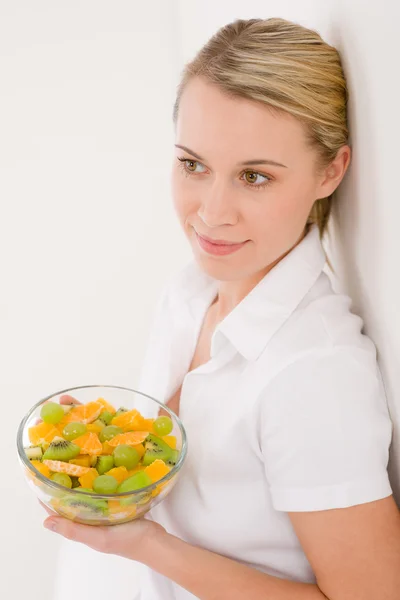 健康的生活方式-女人控股碗与水果沙拉 — 图库照片