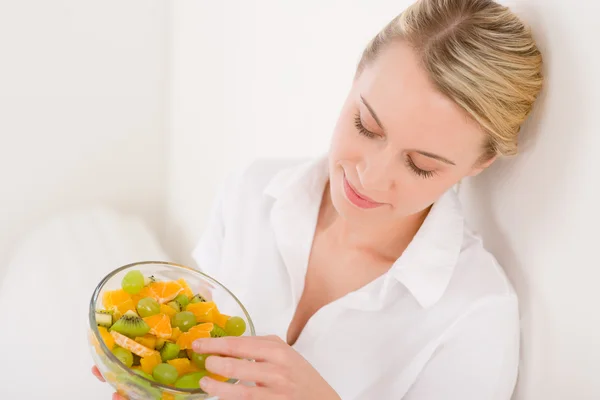Здоровый образ жизни - женщина держит миску с фруктовым салатом — стоковое фото
