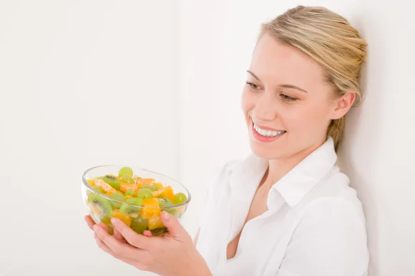 Estilo de vida saudável - tigela mulher segurando com salada de frutas — Fotografia de Stock