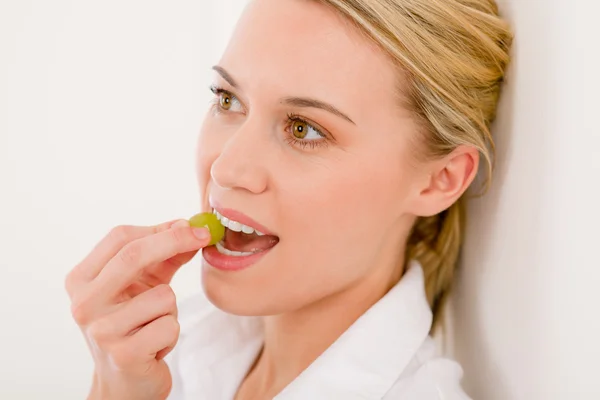 健康的生活方式-女人咬葡萄的肖像 — 图库照片