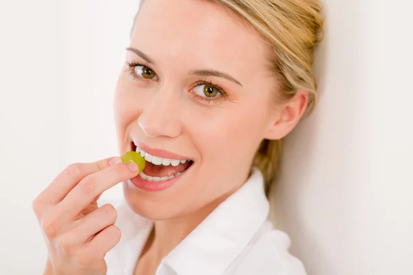 健康的生活方式-女人咬葡萄的肖像 — 图库照片
