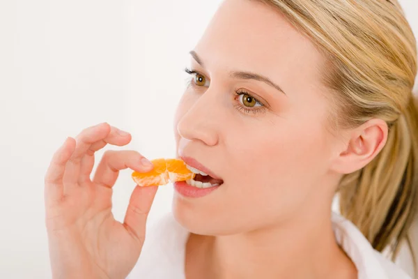 Gezonde levensstijl - portret van vrouw beet segment voor tangerine — Stockfoto