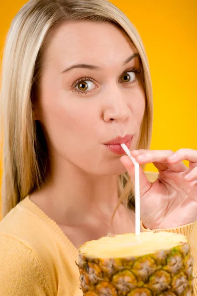 Gesunder Lebensstil - Frau trinkt Saft aus Ananas — Stockfoto