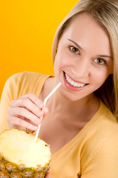 Healthy lifestyle - woman drink juice from pineapple — Stock Photo, Image