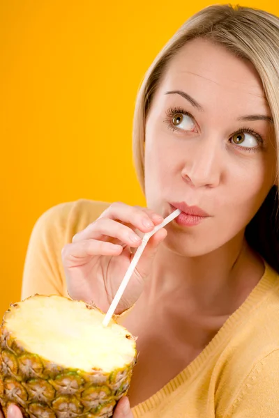 Estilo de vida saudável - mulher beber suco de abacaxi — Fotografia de Stock