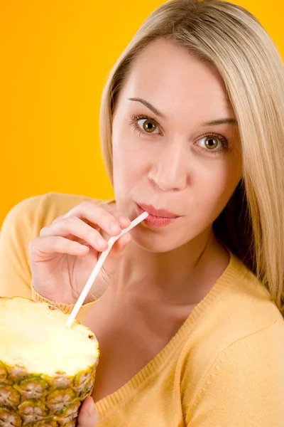 Zdravý životní styl - žena pít šťávy z ananasu — Stock fotografie