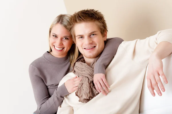 Verliebtes Paar - glücklich zusammen zu Hause entspannen — Stockfoto