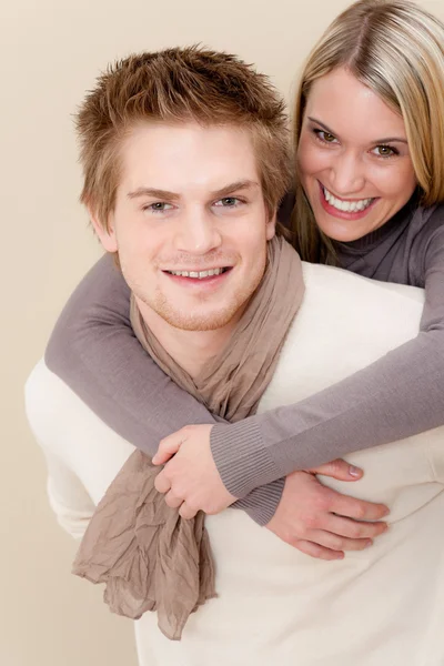 Par i kärlek - gärna koppla av hemma tillsammans — Stockfoto