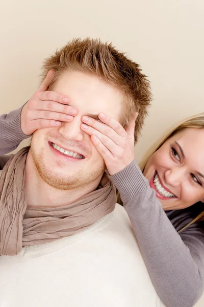 Verliebtes Paar - Frau bedeckt Augen des Mannes — Stockfoto