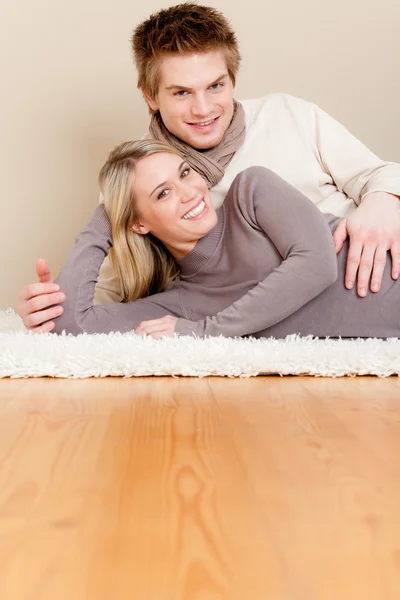 Par i kärlek - gärna koppla av hemma — Stockfoto