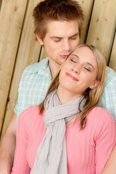 Par i kärlek - glad njuta av sommaren — Stockfoto