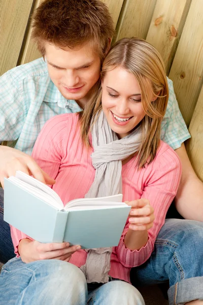 Couple amoureux - portrait d'été avec livre — Photo