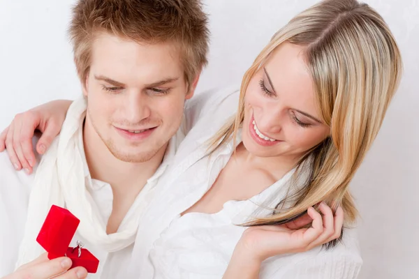 Verliebtes Paar - romantischer Verlobungsring — Stockfoto
