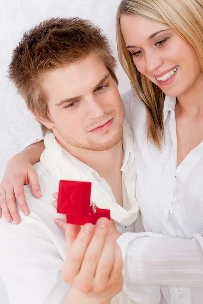 Coppia innamorata - ottenere anello di fidanzamento — Foto Stock