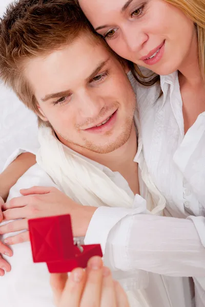 Coppia innamorata - ottenere anello di fidanzamento — Foto Stock