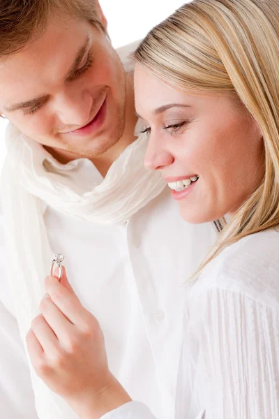 Casal apaixonado - recebendo anel de noivado — Fotografia de Stock