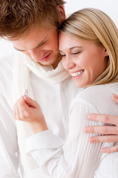 Casal apaixonado - anel de noivado romântico — Fotografia de Stock