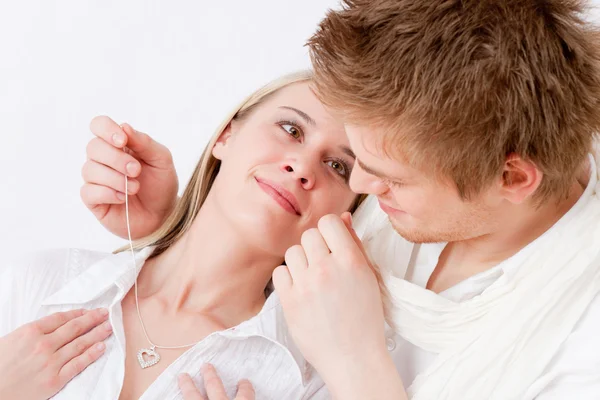Par i kärlek - att få nuvarande halsband — Stockfoto