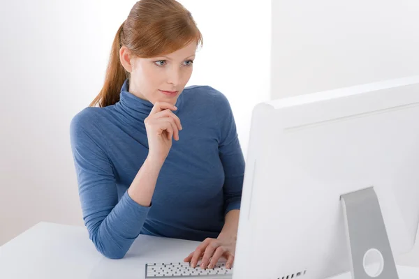 Modern office - young business woman work — Stock Photo, Image