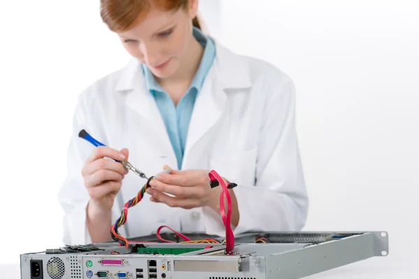 Inżynier informatyk wsparcia kobieta - kobieta naprawy — Zdjęcie stockowe