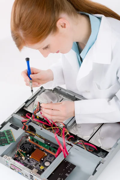 Ingeniera informática de soporte femenino - reparación de mujeres —  Fotos de Stock