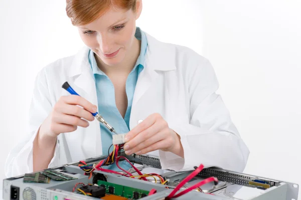 Inżynier informatyk wsparcia kobieta - kobieta naprawy — Zdjęcie stockowe