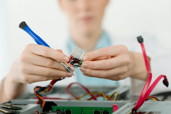 Ženské podpory počítačové engineer - to žena — Stock fotografie