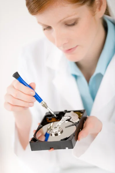 Женщина инженер - женщина ремонт жесткого диска — стоковое фото