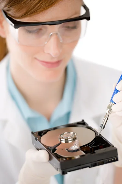 Ingeniera informática femenina - mujer reparación de disco duro — Foto de Stock