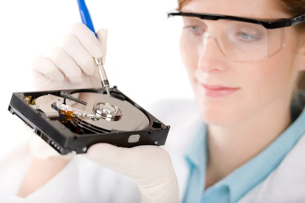 Ingeniera informática femenina - mujer reparación de disco duro —  Fotos de Stock