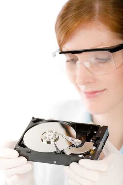 女性のコンピューター エンジニア - それ女性修復ハード ディスク — ストック写真