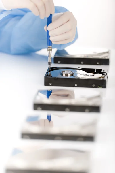 Engenheiro de informática reparar defeito de disco rígido, estéril — Fotografia de Stock