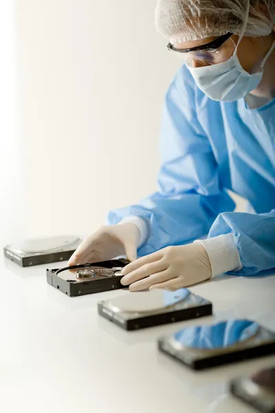 Kadın bilgisayar mühendisi - kadın onarım sabit disk, steril — Stok fotoğraf