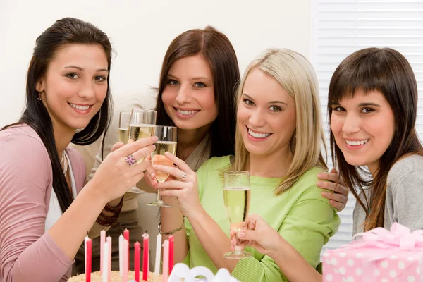 Geburtstagsfeier - glückliche Frau stößt mit Champagner an — Stockfoto