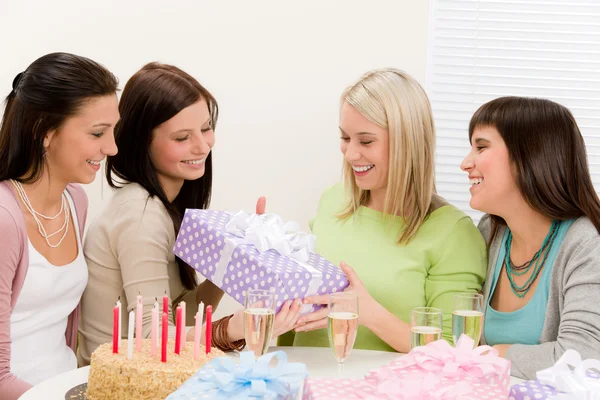 Születésnapi party - boldog nő egyre jelen — Stock Fotó